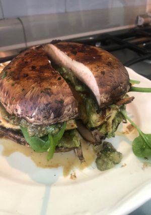 Una foto de Sándwich de pollo portobello al estilo Sonorense
