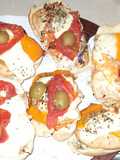 Bruschettas con salsa de atún verduras y cheddar