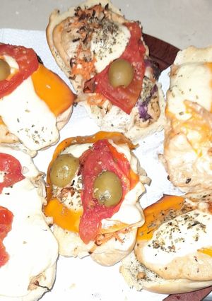 Una foto de Bruschettas con salsa de atún verduras y cheddar