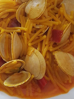 Una foto de Almejas con fideos
