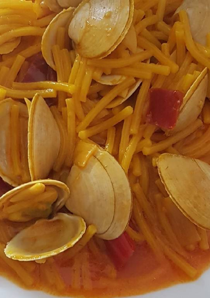 Una foto de Almejas con fideos