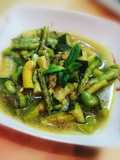 Minestra primavera con zucchine, asparagi e fave