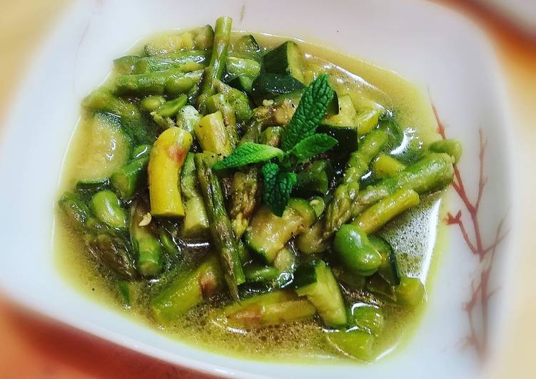 Minestra primavera con zucchine, asparagi e fave