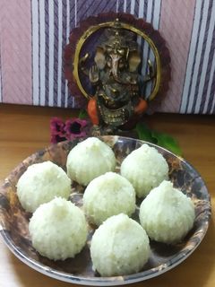 નારિયેળ મોદક (Coconut Modak Recipe In Gujarati) રેસીપી મુખ્ય ફોટો