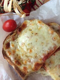 Foto di Pizza finta di pancarré o pan bauletto