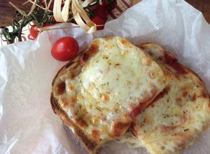 Foto di Pizza finta di pancarré o pan bauletto