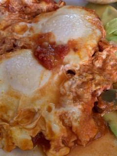 Una foto de Huevos escalfados en salsa roja mexicana