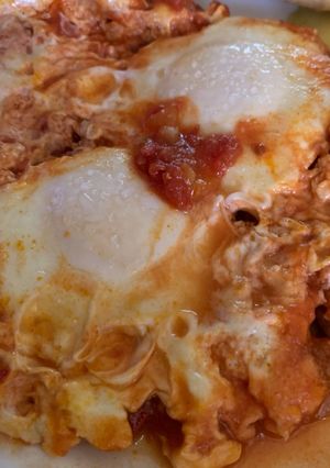 Una foto de Huevos escalfados en salsa roja mexicana