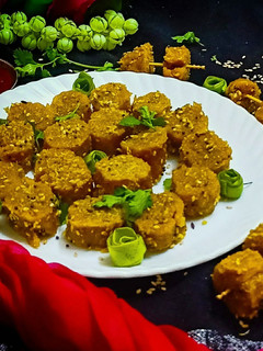 દૂધી ના મુઠીયા (Dudhi Muthiya Recipe In Gujarati) રેસીપી મુખ્ય ફોટો
