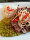 Arvejas verdes con churrasco encebollado👍🇵🇪