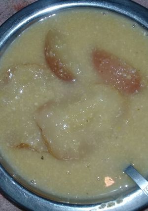 Una foto de Anchi con manzanas