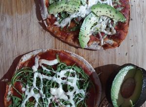 Una foto de Pizzeta de arúgulas 🥘🥑