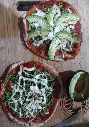 Una foto de Pizzeta de arúgulas 🥘🥑