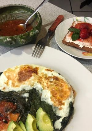 Una foto de Huevos con hojasanta