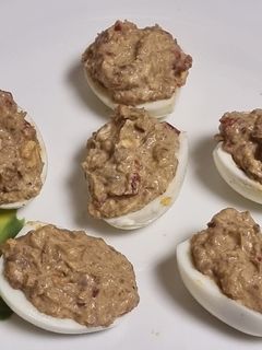 Una foto de Huevos rellenos de champiñones y anchoas
