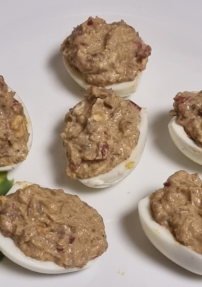 Una foto de Huevos rellenos de champiñones y anchoas