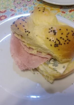 Una foto de Sándwich de pan jalá