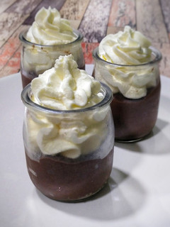 Una foto de Dalkys o pudding de chocolate con nata