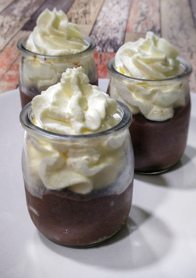 Una foto de Dalkys o pudding de chocolate con nata