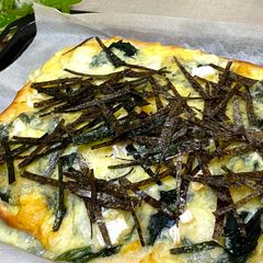 A picture of Japanese Wakame Seaweed Pizza.