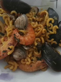 Una foto de Fideuá con mariscos
