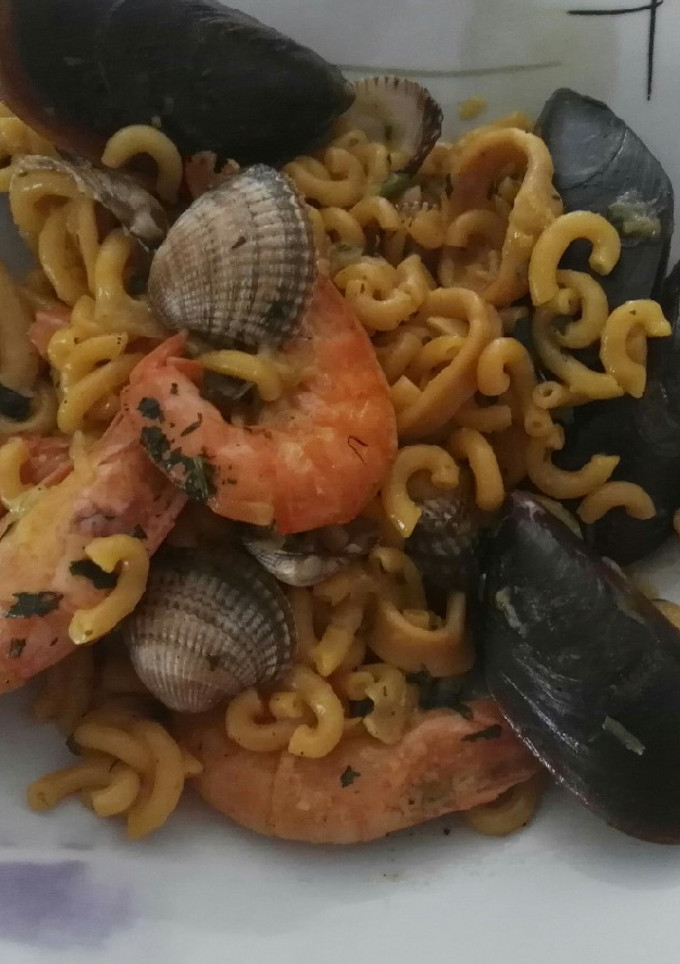 Una foto de Fideuá con mariscos