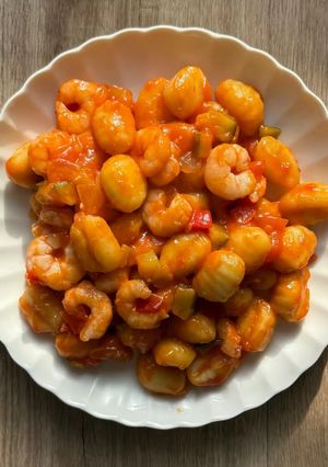 Una foto de Gnocchi y Gambas con Sofrito Pisto