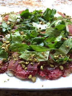 Una foto de Carpaccio de higos
