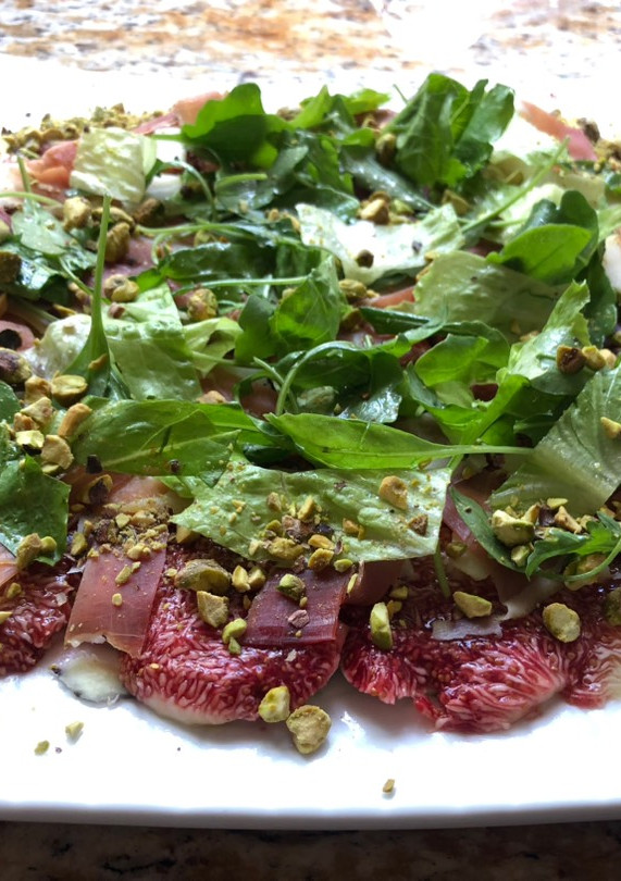 Una foto de Carpaccio de higos