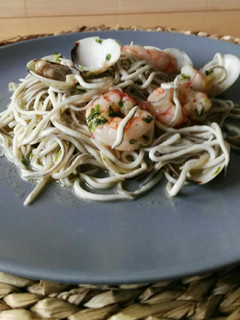 Una foto de Gulas con gambas y almejas
