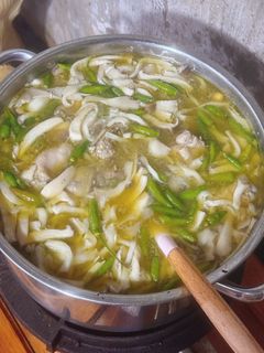 Hình của món Lẩu gà lá é.