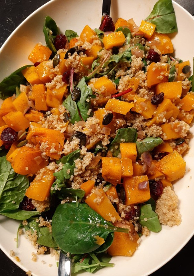 Una foto de Ensalada de Quinua con vegetales