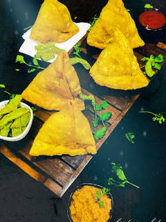 સમોસા (Samosa Recipe In Gujarati) રેસીપી મુખ્ય ફોટો