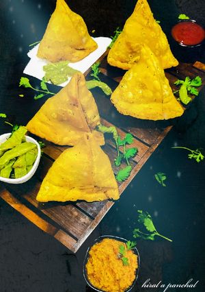 સમોસા (Samosa Recipe In Gujarati) રેસીપી મુખ્ય ફોટો