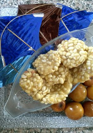 સીંગદાણા ની ચીક્કી (Peanuts Chikki Recipe in Gujarati) રેસીપી મુખ્ય ફોટો