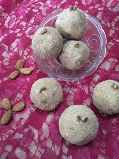 आटा ड्राई फ्रूट्स लड्डू (Aata dry fruits laddu recipe in Hindi) रेसिपी मुख्य फोटो