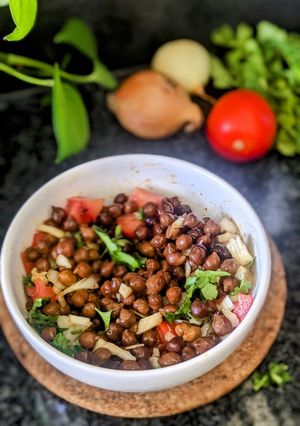 A picture of Tadkewala Chana masala Chaat.