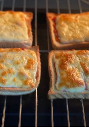 Hình của món Pizza Bánh Mì Sandwich.