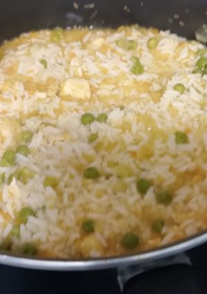 Una foto de Arroz con pollo y verduras