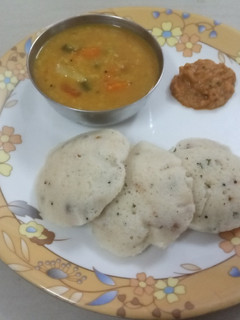 வாழை இலை ரவா இட்லி (Vaazhai ilai Rava Idly recipe in tamil)) செய்முறை முக்கிய புகைப்படம்