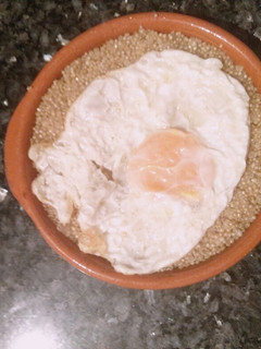 Una foto de Quinoa con huevo y verdura