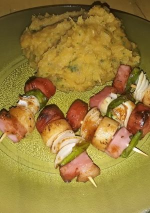 Una foto de Mini brochetes de panchos!! Con lo que había 😁