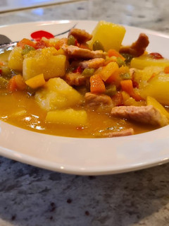 Una foto de Guiso de lomo adobado y patatas