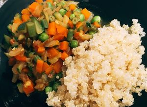 Una foto de Verduras salteadas con quinoa