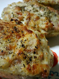 Una foto de Patatas rellenas de carne picada y roquefort