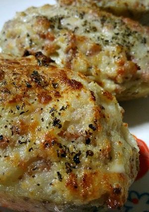 Una foto de Patatas rellenas de carne picada y roquefort