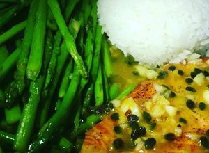 Hình của món Cá hồi sốt chanh dây vs măng tây cháy tỏi.