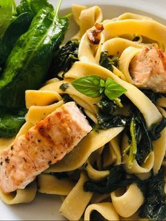 Tagliatelle mit Spinat & gegrilltem Lachs Rezepthauptbild
