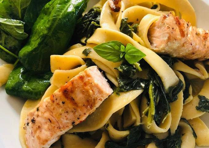 Tagliatelle mit Spinat & gegrilltem Lachs