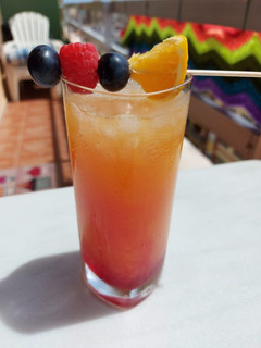 Una foto de Cóctel Tequila Sunrise🍊🍓